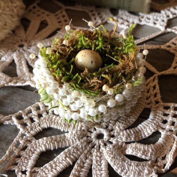 Handmade birds nest made of pearls, moss, silver wire and bits of sedum accents - Picture 8 of 11